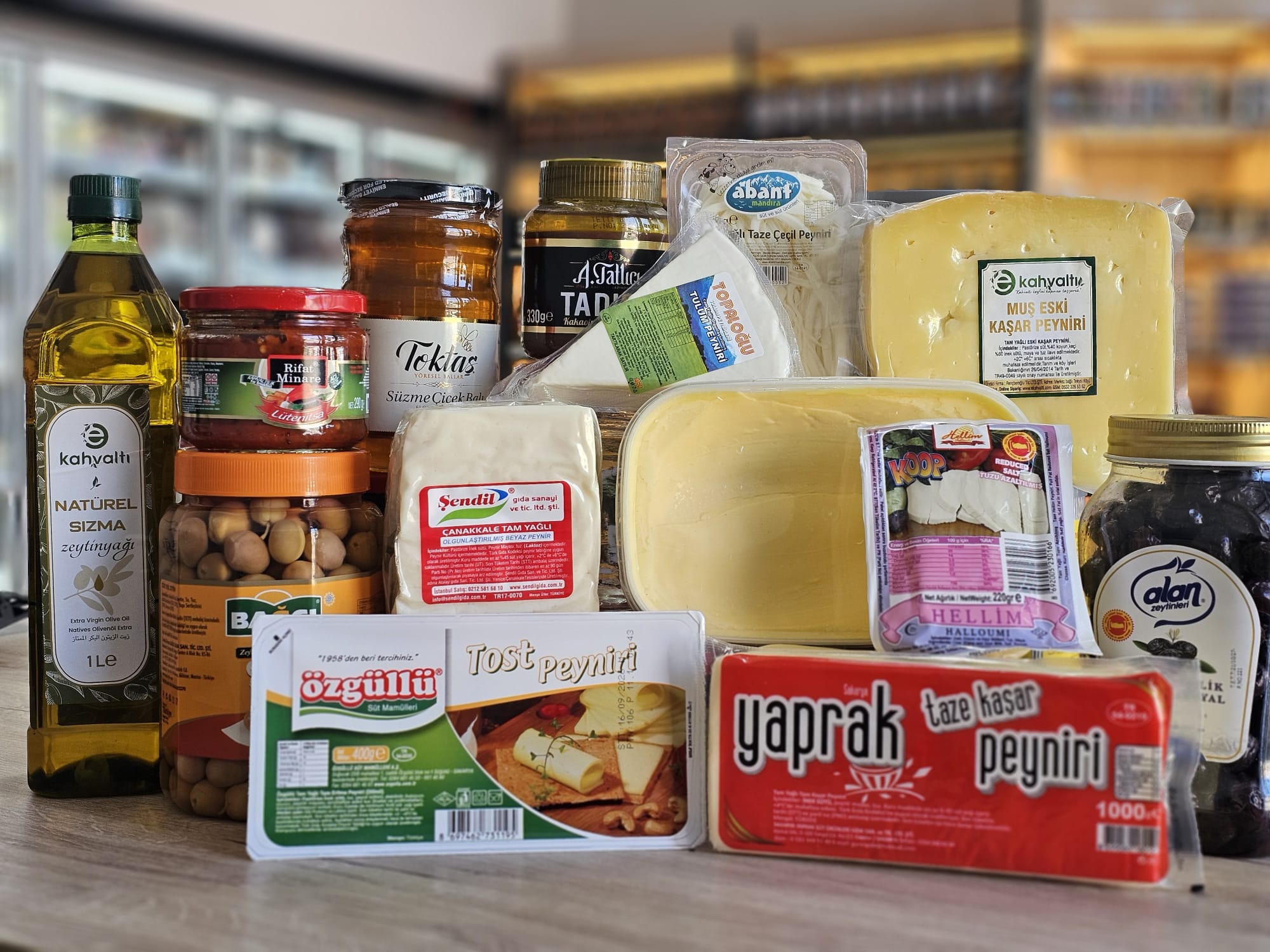 Ekahvaltı bayram kahvaltılık hediye sepeti kutusu — Ezine peyniri, Gemlik zeytini, bal ve çeçil peynirli yöresel set