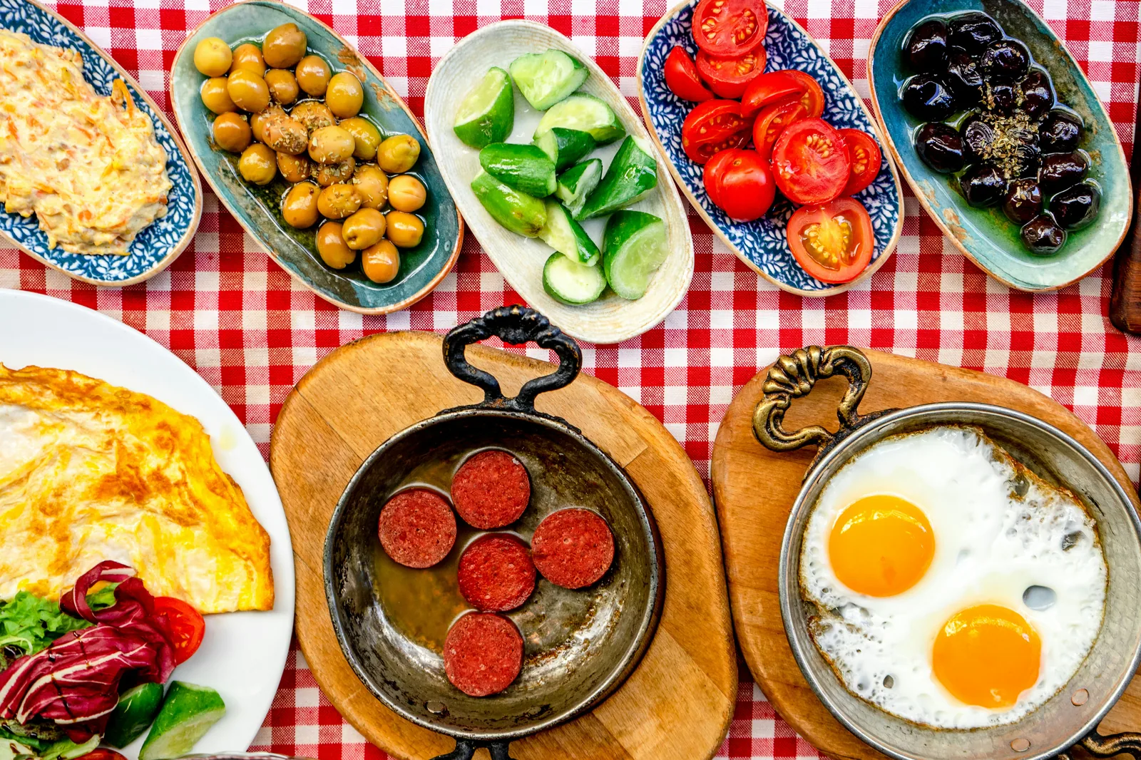 Kahvaltılık Et Ürünleri: Pastırma ve Kavurma Seçim Rehberi Kahvaltılık Et Ürünleri: Pastırma ve Kavurma Seçim Rehberi